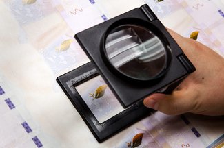 Kvalitetskontroll av färgskiftande bild för 1 000-kronorssedeln.
