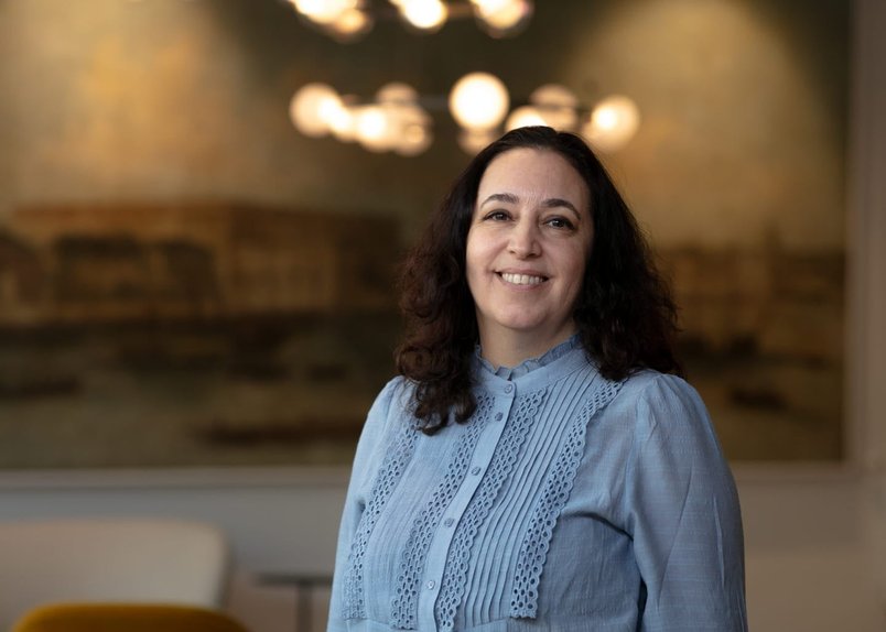 Kvinna syns med blå blus