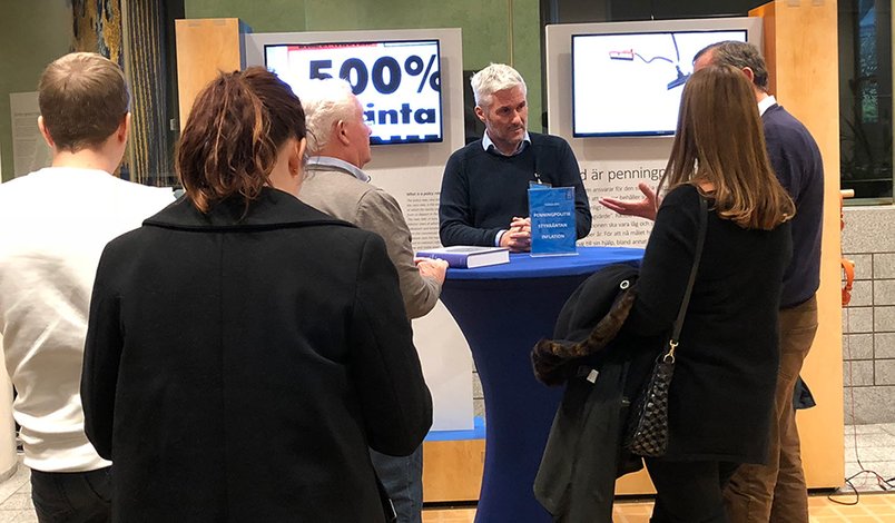 Mattias Erlandsson svarar på frågor om penningpolitik och växelkurs.