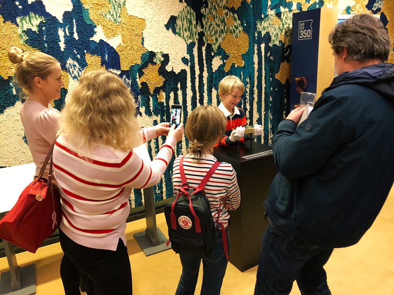 Jesper Hall har kommit till Riksbanken för att titta på guld.