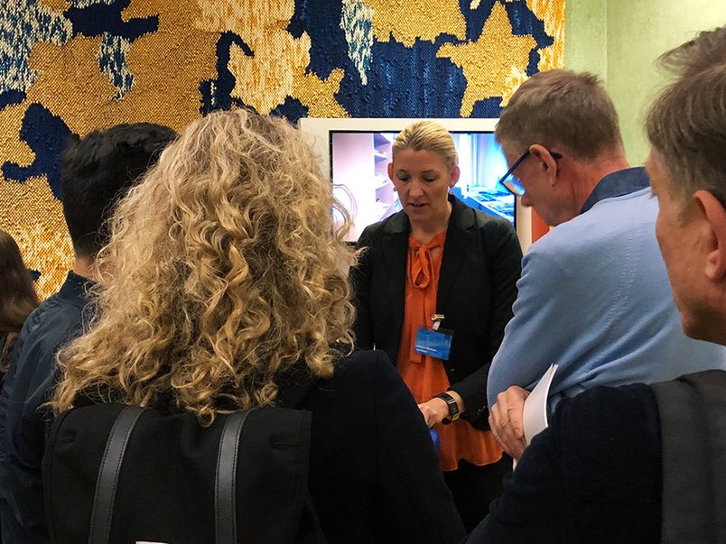 Johanna Stenkula von Rosen svarar på frågor från besökare.