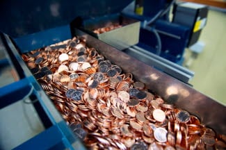 1-kronor under packningsprocessen.