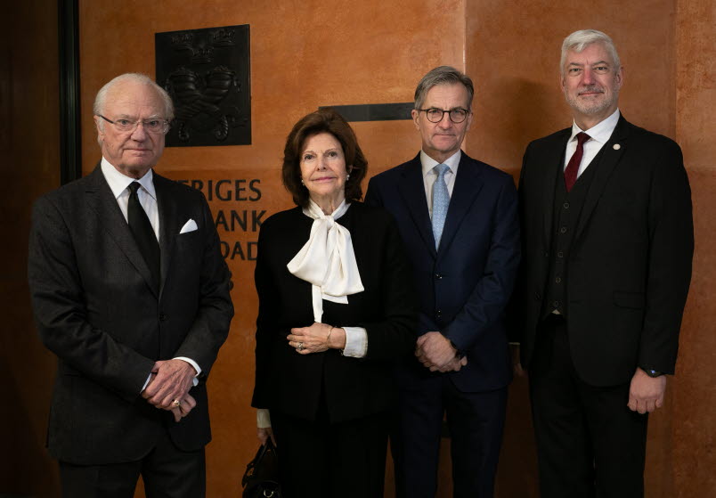 Tre män och en kvinna syns på bild, kungen, drottningen, riksbankschef Erik Thedéen och riksbanksfullmäktiges ordförande Bo Broman