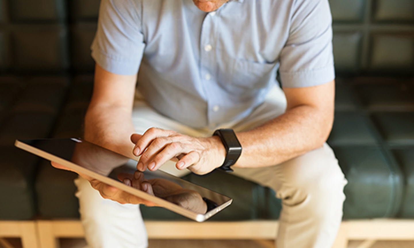 Medarbetare som klickar på en ipad